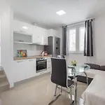 Ela Apartment Makarska