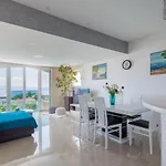 Ela Apartment *