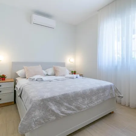 Ela Apartment *