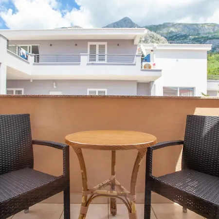 Ela ماكارسكا