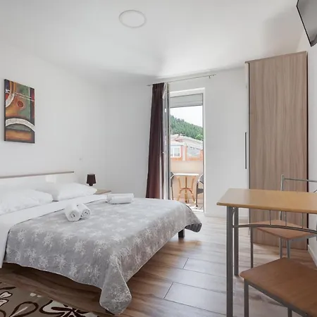 Ela ماكارسكا