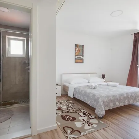 Ela ماكارسكا